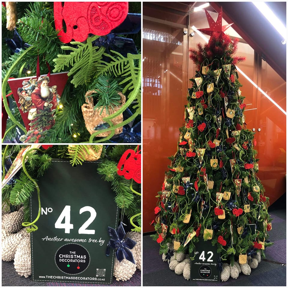 The Christmas Decorators ... 2022 Christmas Tree