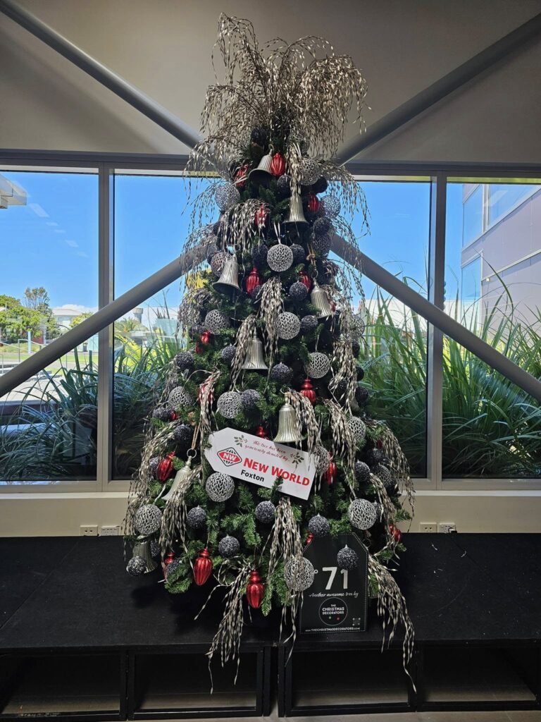 The Christmas Decorators ... 2024 Christmas Tree #71 Foxton