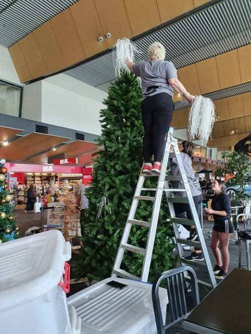 The Christmas Decorators ... Christmas Tree Uninstall